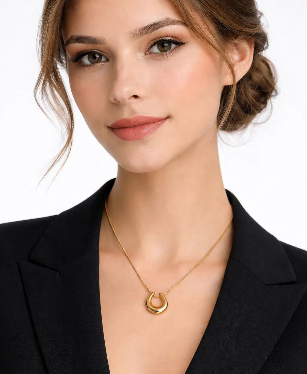 Aureva minimalist gold horseshoe pendant necklace for women Pakistan 