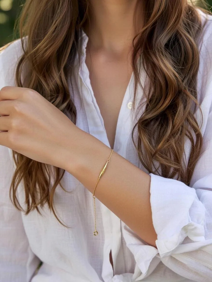 Aureva Minimalist Gold Bar Bracelet – Sleek Tapered Charm Chain for Women & Girls in Pakistan