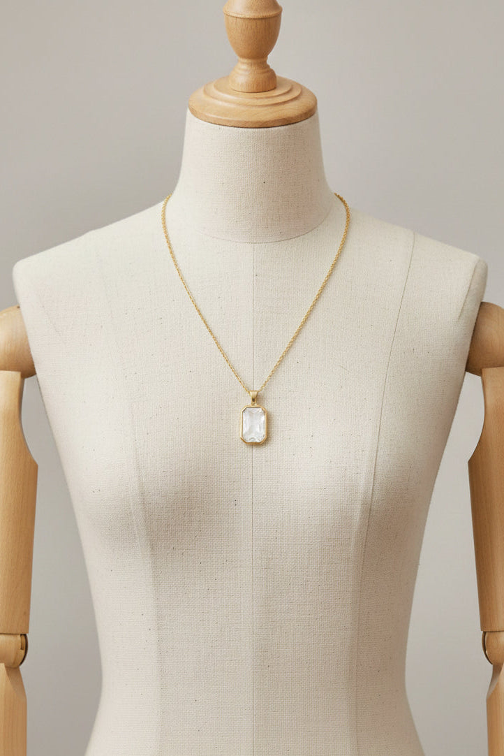 Elegant White Shell Gold Pendant Necklace for Women and Girls